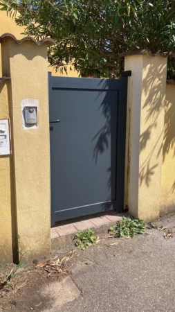 Portillon d'entrée de maison gris anthracite