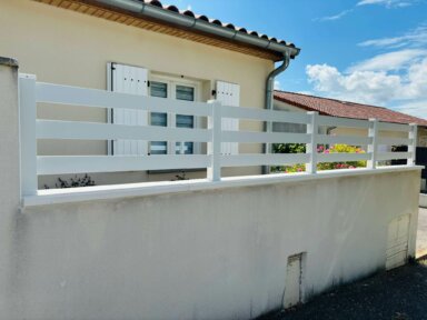 cloture-pvc-ajouree-blanc-installee-sur-muret