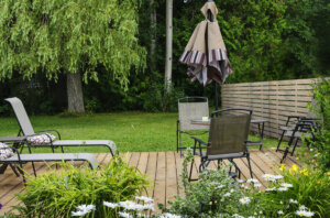 Clôture en pvc bois brise-vue originale idéale pour aménager votre extérieur