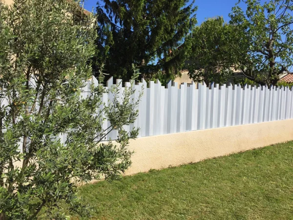 Brise-vue design Sirus | Clôture PVC déstructurée haut de gamme
