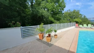 Clôture ajourée PVC Gris - Barrière