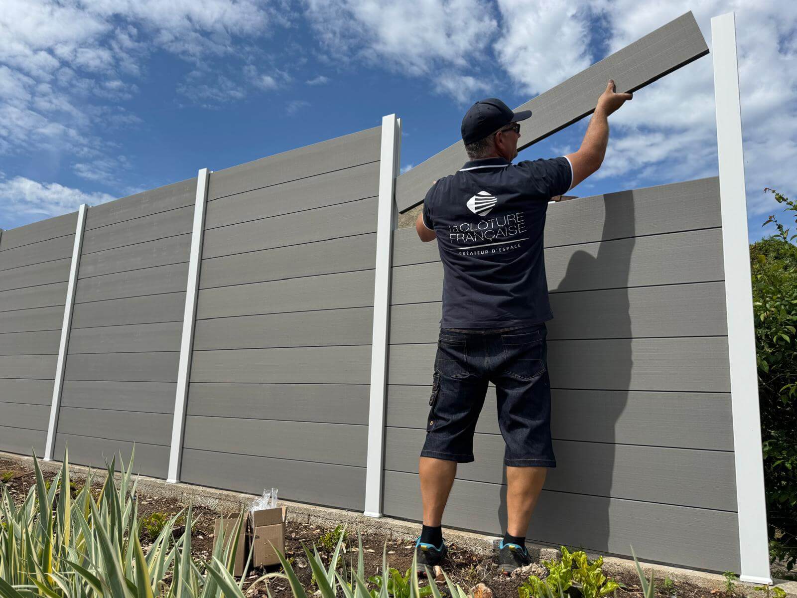 Comment poser une clôture rigide ? Étape par étape avec astuces de pros