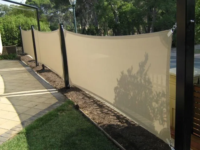 Brise vue avec une toile tendue entre deux poteaux aluminium gris anthracite