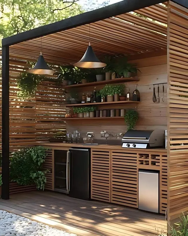 Claustra en bois pour délimiter une cuisine d'été