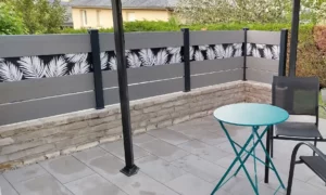 Apporter une touche d'originalité avec des impressions sur votre clôture composite gris installée sur muret en pierre