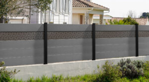 Clôture en composite gris avec plusieurs hauteurs et finitions, parfaite pour s’adapter à tous les styles de jardin.