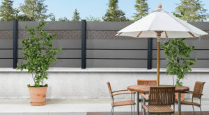 Apporter une touche d'originalité avec des impressions hexagonales sur votre clôture composite gris