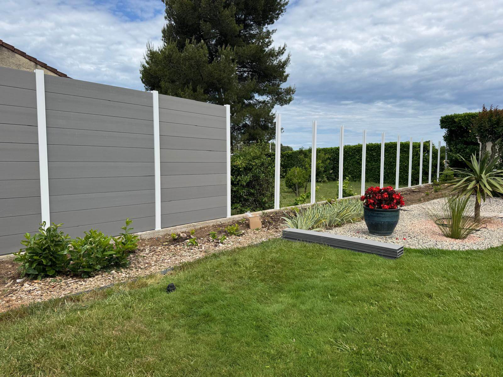 Poser soi-même une clôture en lames composite : le guide complet