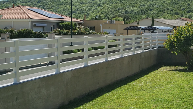 cloture en pvc blanche