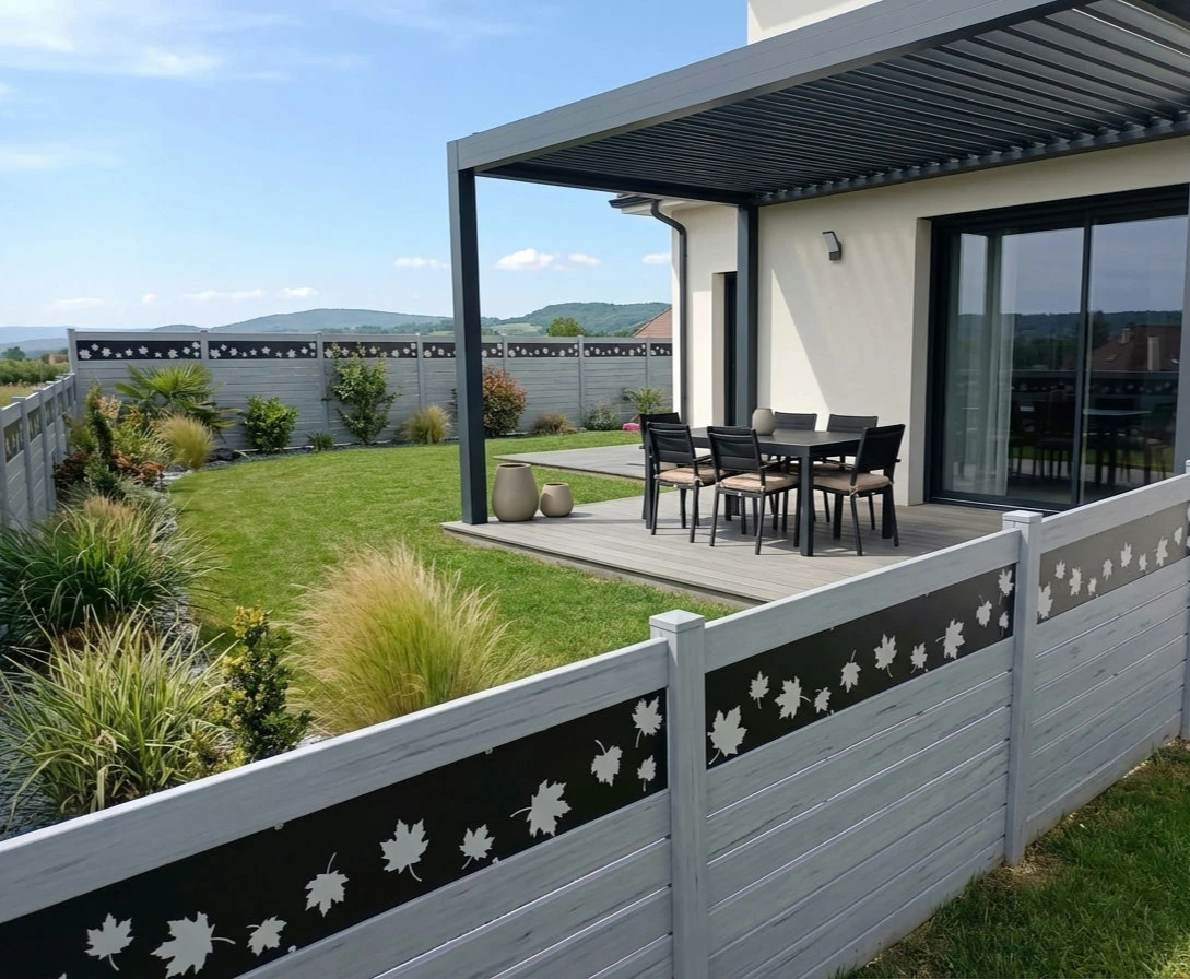 clôture décorative grise posée autour d'une maison