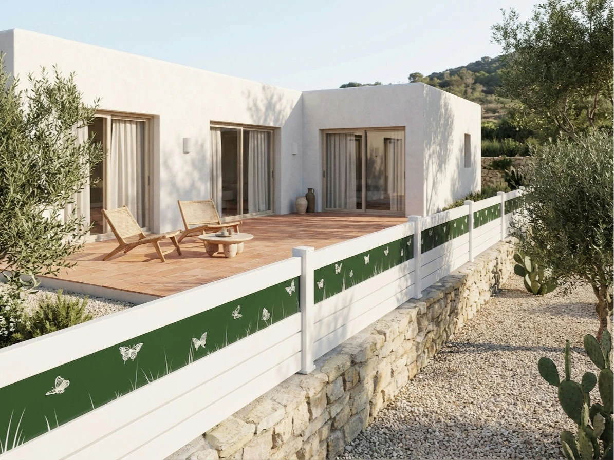 clôture légèrement ajourée avec une impression de décor papillons sur un fond vert