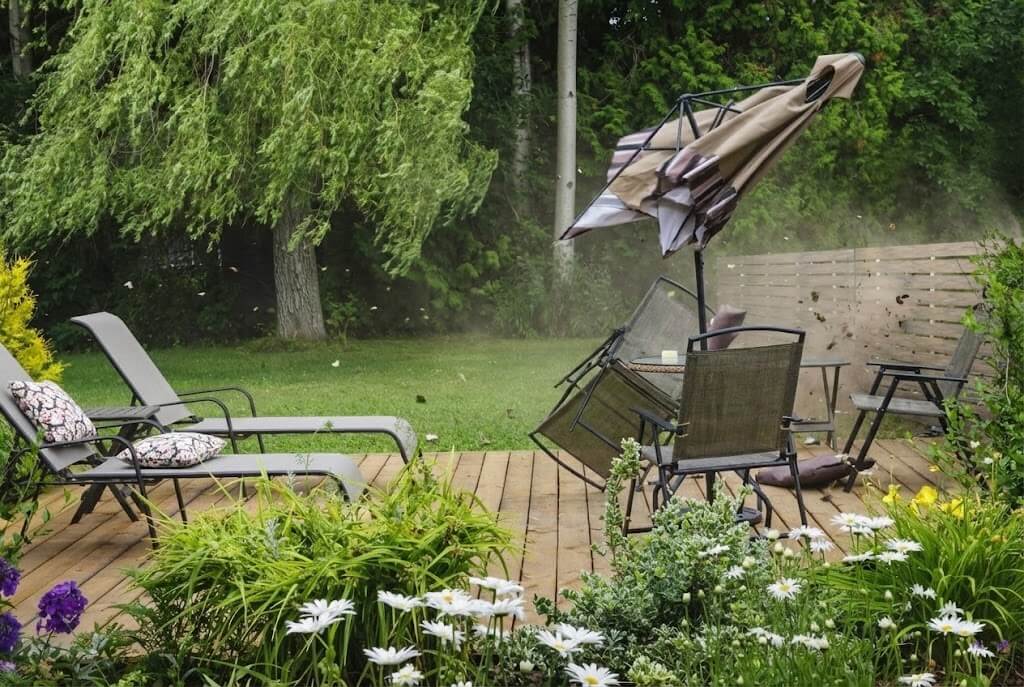 Comment renforcer une clôture contre le vent ? Sans tout démonter