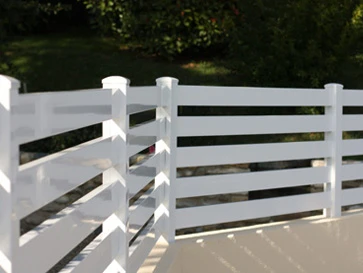 cloture-pvc-ajouree-blanc-espacement-50-sur-muret-chapeau-original-achille