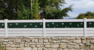 Clôture en pvc blanc ajourée originale installée avec des impressions printanière avec des jolis papillons