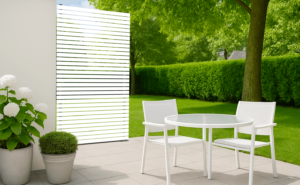 Claustra en pvc blanc utilisé comme séparation extérieure, design ajouré et moderne.