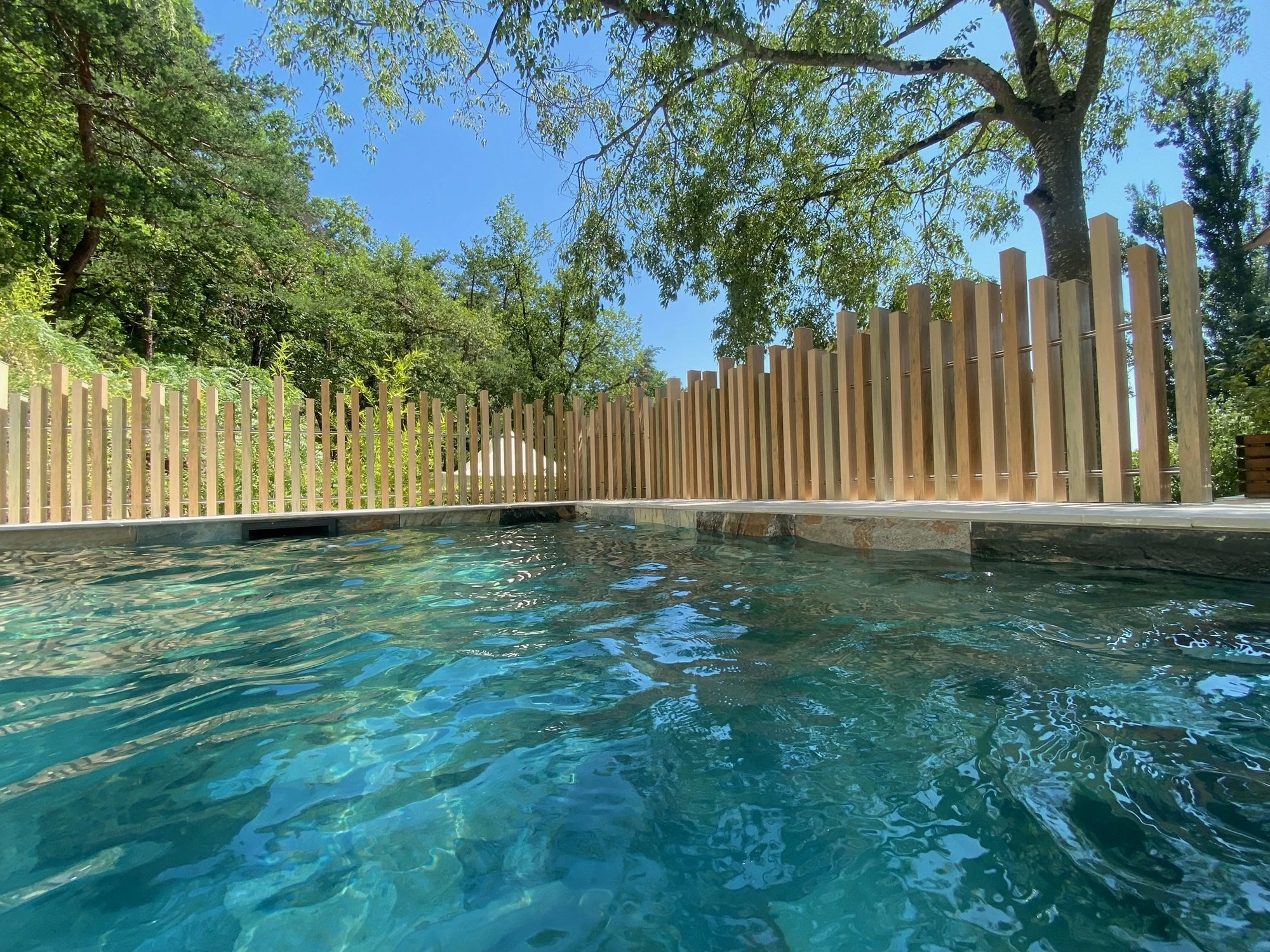 Clôture ajourée PVC bois cérusé - Pulsar