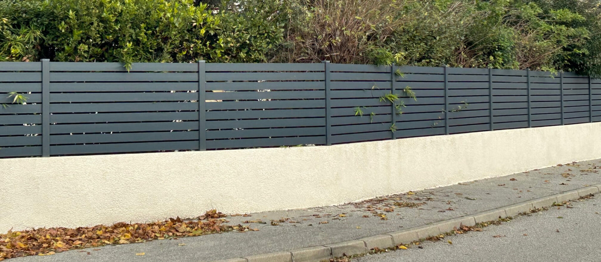 Comment rehausser un mur de clôture avec du PVC