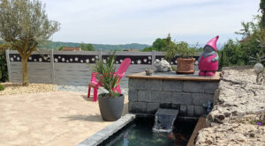 Sublimez votre clôture en pvc gris en bord de piscine avec des impressions uniques