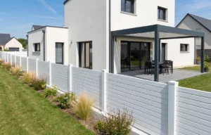 clôture en pvc blanc à côté d'une maison moderne