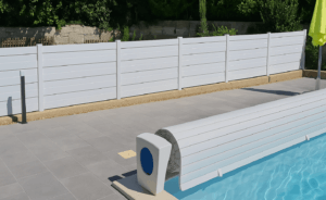Clôture en pvc blanc brise-vue installée en bord de piscine pour sublimer votre propriété