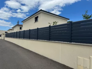 Clôture brise vue PVC plaxé gris anthracite - Magma