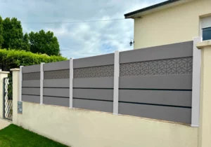 Clôture brise vue en composite couleur cendre avec bandeau imprimable installée sur un muret d'une maison