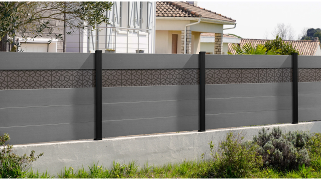 clôture en composite grise avec motif