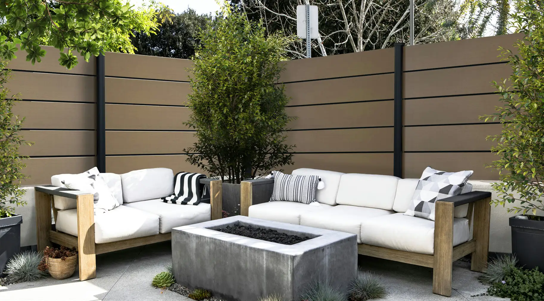 Clôture composite aux lames horizontales pleines couleur beige