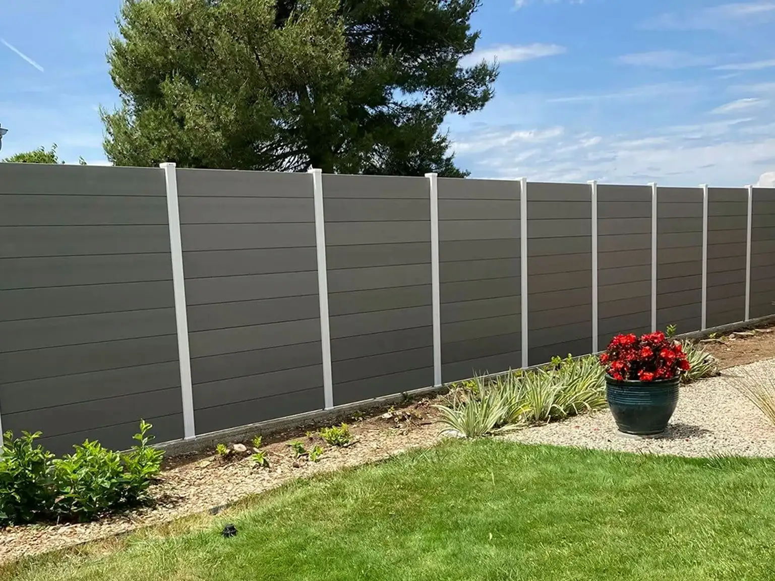 Clôture composite aux lames horizontales pleines couleur gris cendre