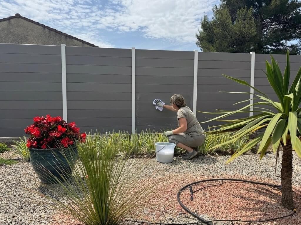 Nettoyer une clôture composite : produits à utiliser, à éviter et fréquence