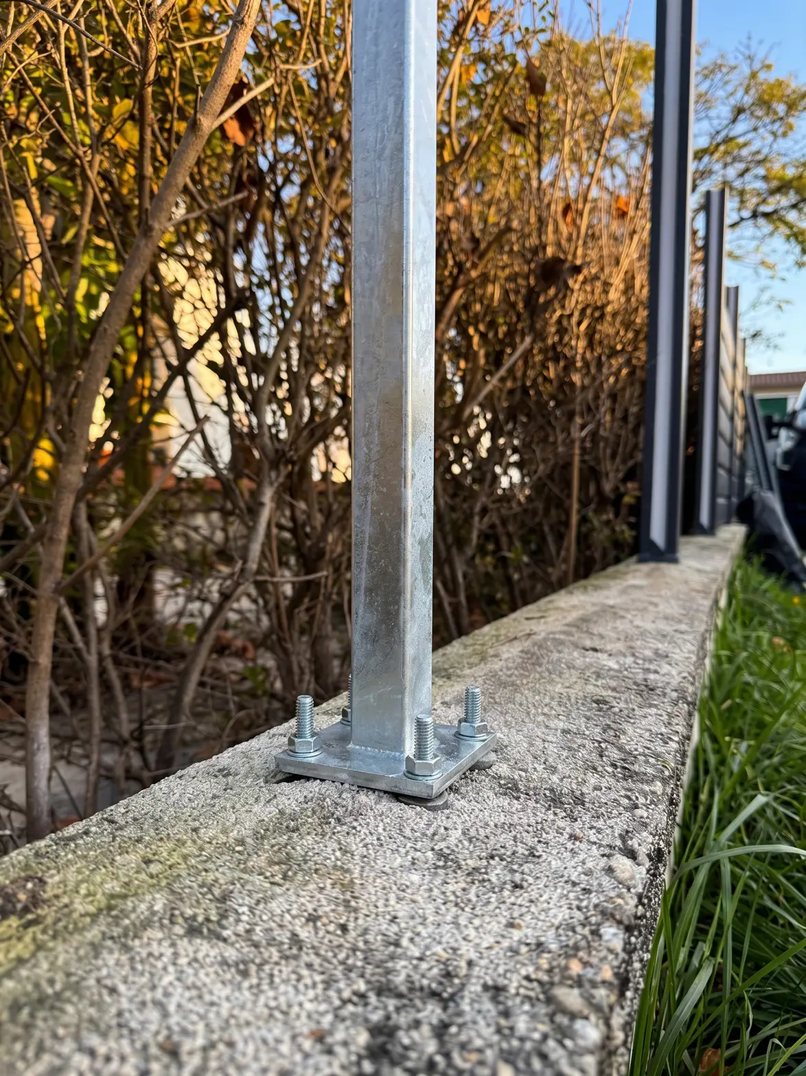 Platine à boulonner posée sur un muret