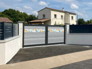 portail-aluminium-battant-gris-brise-impression-feuillage-multicolore-heracles