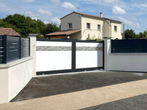 portail-aluminium-coulissant-blanc-brise-impression-briques-blanches-heracles