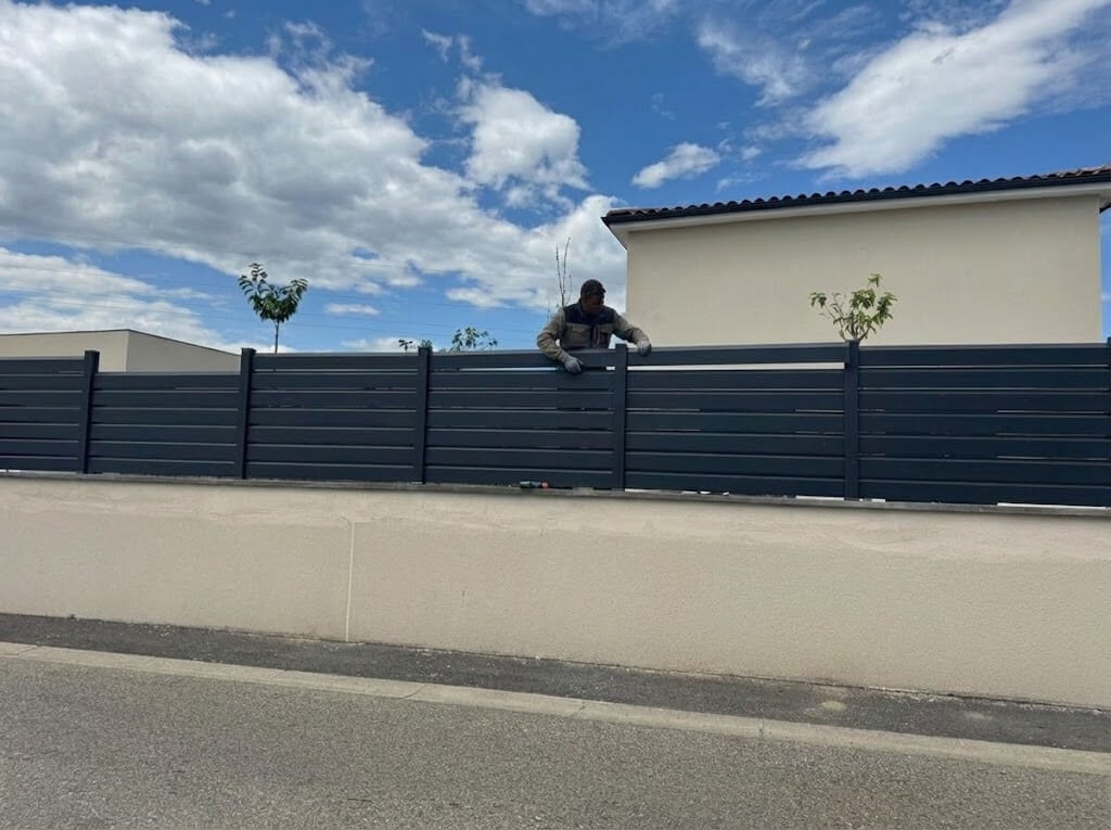 Comment rehausser une clôture en PVC facilement et à moindre coût ?